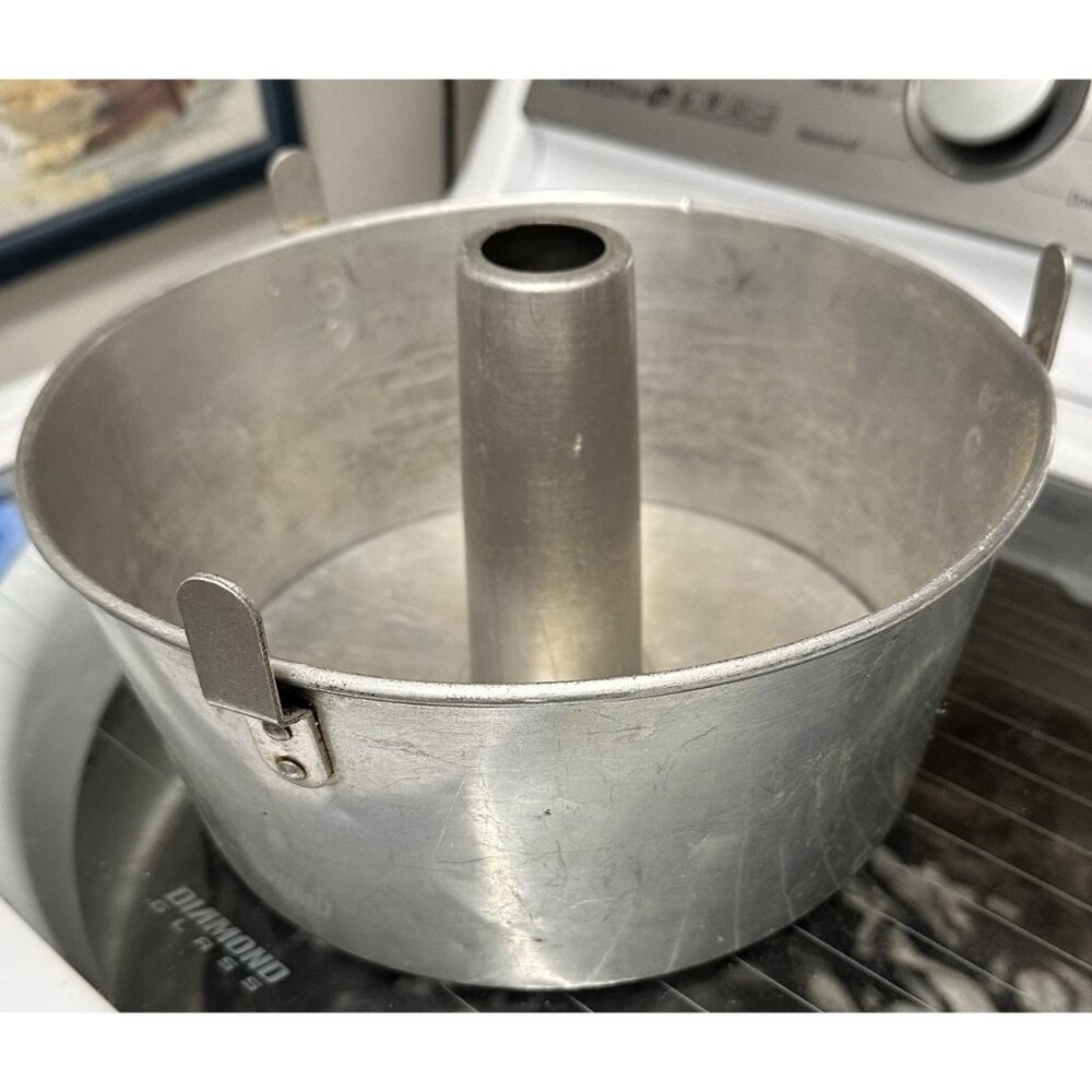 Vintage COMET Aluminum Tube, Angel Food Cake Pan with Cooling Feet